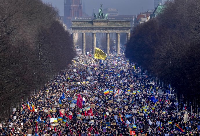 Na sto tisíc lidí vyjadřovalo o uplynulém víkendu v centru Berlína podporu bojující Ukrajině. I díky nim změnili němečtí politici svůj dosud váhavý postoj k režimu Vladimira Putina. Foto: ČTK/AP