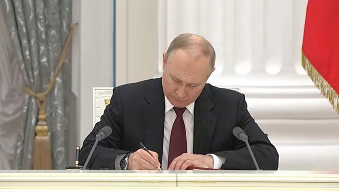 Ruský prezident Putin podepisuje 21. 2. 2022 dokument o uznání nezávislosti tzv. DLR a LLR. Foto: Kreml, kremlin.ru