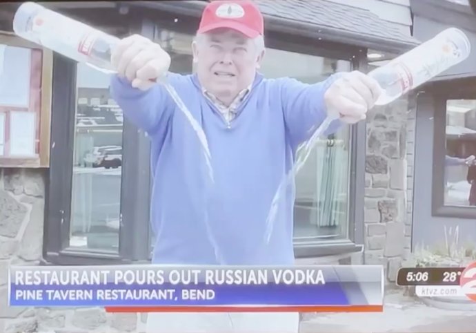 Majitel restaurace Pine Tavern v oregonském Bendu Bill McCormick natočil na video, jak na protest proti invazi vylévá ruskou vodku. Ta mizí z obchodů i barů v Kanadě a USA. Reprofoto: Facebook Pine Tavern