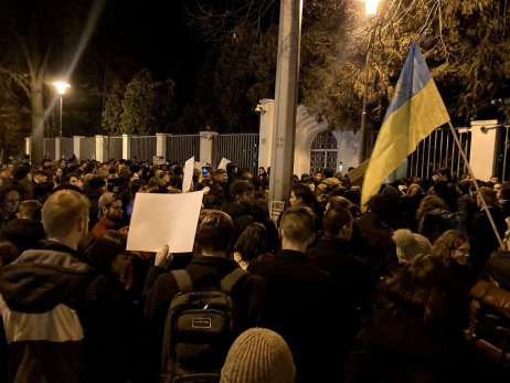 Demonstranti před ruským konzulátem v Brně. Foto: Štěpán Vojtěch, Deník N
