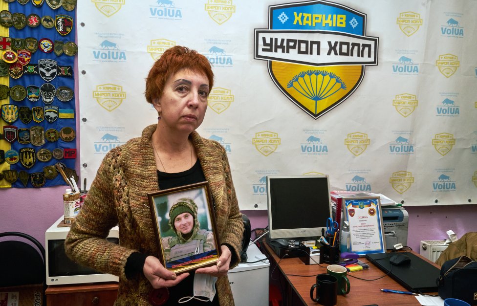 Ukrajinka Natálija Mišenková s fotografií svého syna, který padl v roce 2017. Foto: Iva Zímová, Deník N