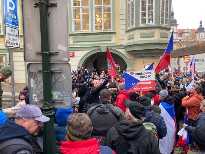 Provozovatel KTV Ivan Smetana (uprostřed snímku v černé bundě poblíž červené vlajky) na demonstraci proti koronavirovým opatřením v centru Prahy. Foto: Lukáš Prchal, Deník N