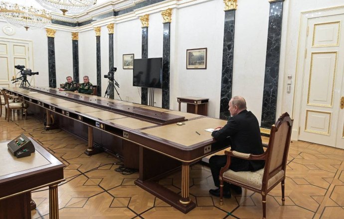 Vladimir Putin dává 28. února rozkaz k uvedení ruských sil jaderného odstrašení do pohotovosti. Daleko od něj sedí ti, jimž rozkaz vydává, ministr obrany a jeho přítel Sergej Šojgu a náčelník armádního generálního štábu Valerij Gerasimov. Foto: Kreml, kremlin.ru