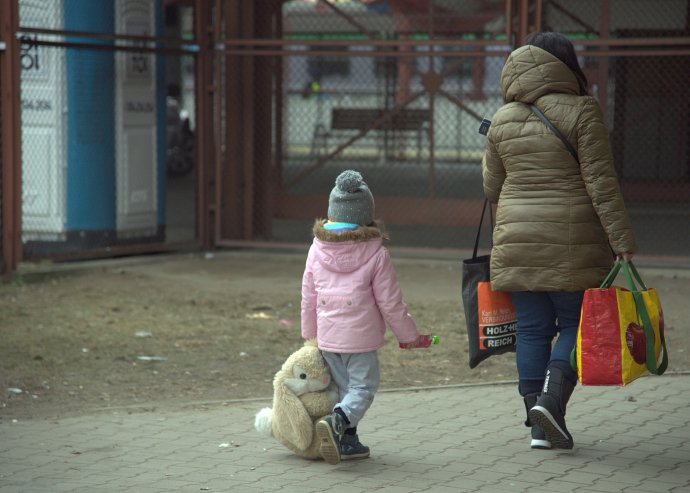 Prakticky všechny děti na nádraží mají v ruce plyšáka – kamaráda, který je doprovodí do bezpečí. Foto: Jan Wirnitzer, Deník N