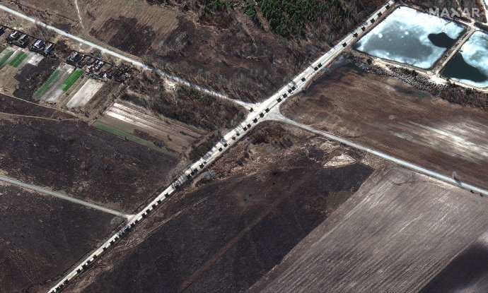 Satelitní snímek asi 64 km dlouhého ruského vojenského konvoje mířícího ke Kyjevu. Zobrazena je oblast u Prybirsku severozápadně od metropole. Foto: Maxar Technologies / Eyepress / Reuters