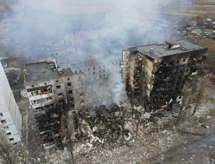 Obytné budovy zničené ruským útokem na Boroďanku poblíž Kyjeva. Foto z dronu: Maksim Levin, Reuters