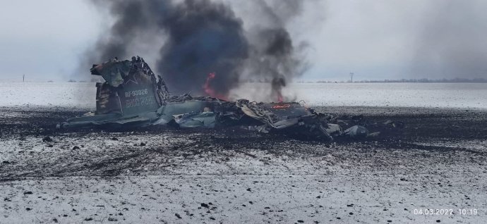 Zničené letadlo ruského letectva u ukrajinského města Volnovacha. (V tomto případě jde o ilustrační obrázek – není známo, jestli právě toto letadlo sestřelili Ukrajinci díky informacím od USA.) Foto: ukrajinská armáda via Reuters