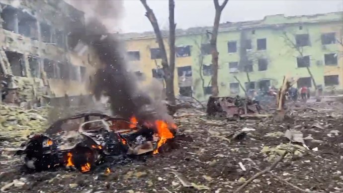 Záběr z videa, který jako záznam útoku na dětskou nemocnici v Mariupolu zveřejnila ukrajinská armáda a po ní též ukrajinská média. Foto: Eyepress Media via Reuters (bez garance autenticity záběrů)