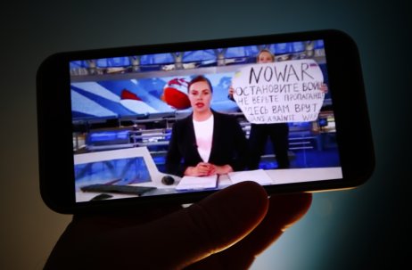 „Ne válce! Nevěřte propagandě, tady vám lžou.“ Marina Ovsjannikovová s transparentem ve vysílání Prvního kanálu. Foto: STR/NurPhoto