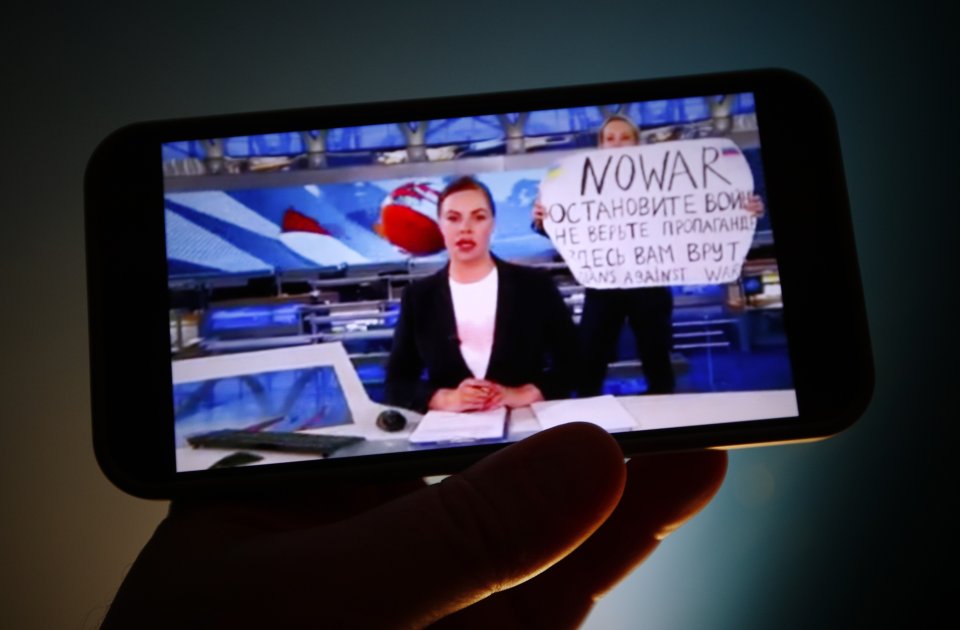 „Ne válce! Nevěřte propagandě, tady vám lžou.“ Marina Ovsjanniková s transparentem ve vysílání Prvního kanálu. Foto: STR/NurPhoto