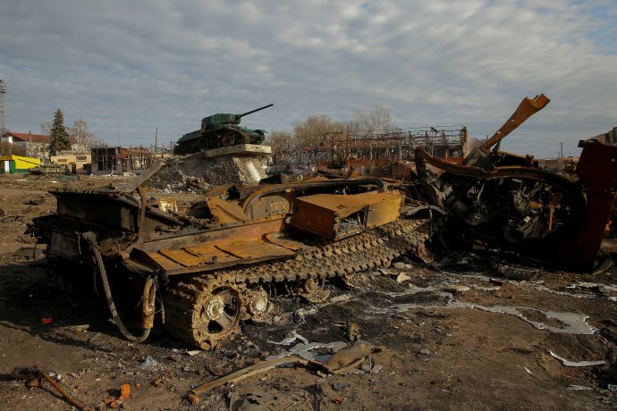 Ruský tank v Trosťanci poblíž města Sumy na Ukrajině. 28. 3. 2022. Foto: Oleg Pěreverzev, Reuters