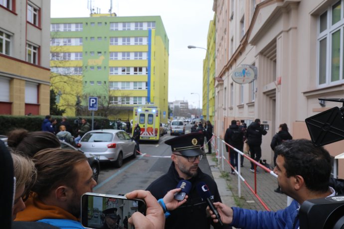Zájem novinářů v Česku se dnes soustředil na útok na učitele pražského učiliště. Foto: Ludvík Hradilek, Deník N