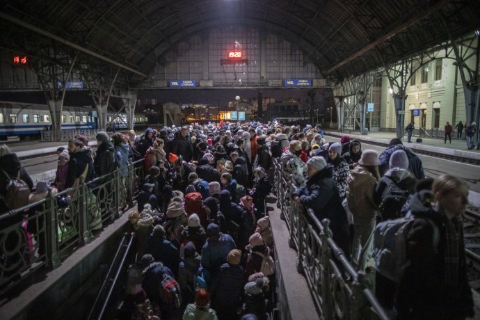 Na nástupišti lvovského nádraží není před odjezdem vlaku do Polska k hnutí. Březen 2022. Foto: Gabriel Kuchta, Deník N