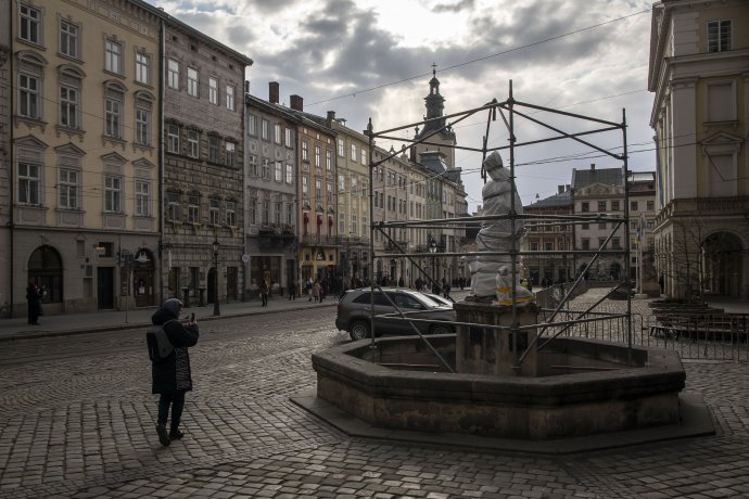 Zabalené sochy na náměstí Rynok v historickém centru Lvova. Foto: Gabriel Kuchta, Deník N