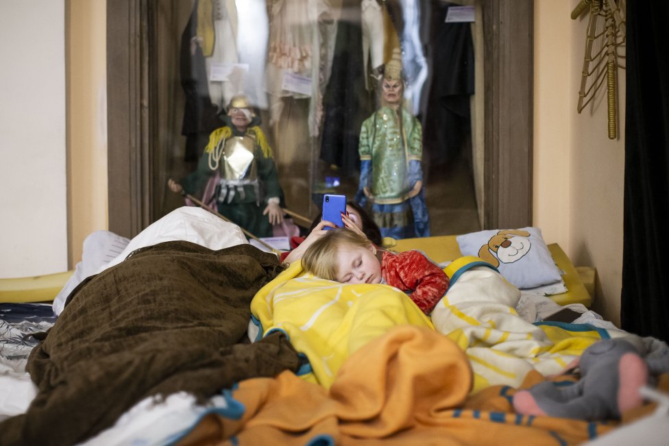 Do Lvova utíkají statisíce uprchlíků. Útočištěm jsou pro ně i desítky kulturních institucí ve městě, včetně loutkového divadla. Foto: Gabriel Kuchta, Deník N
