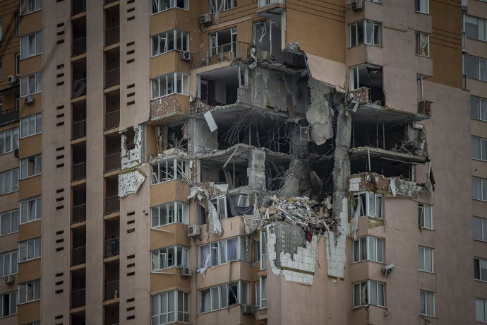 Útoky na obytné domy začínají být ze strany Ruska spíš pravidlem než výjimkou. Dochází k nim v Charkově i v dalších městech. Foto: Gabriel Kuchta, Deník N