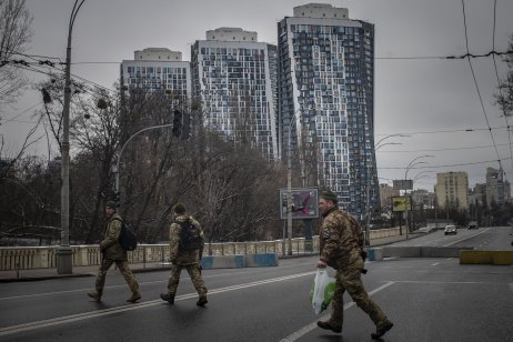 Prázdné bulváry a vojáci. Kyjev dnes vypadá úplně jinak než ve šťastnějších dobách. Foto: Gabriel Kuchta, Deník N