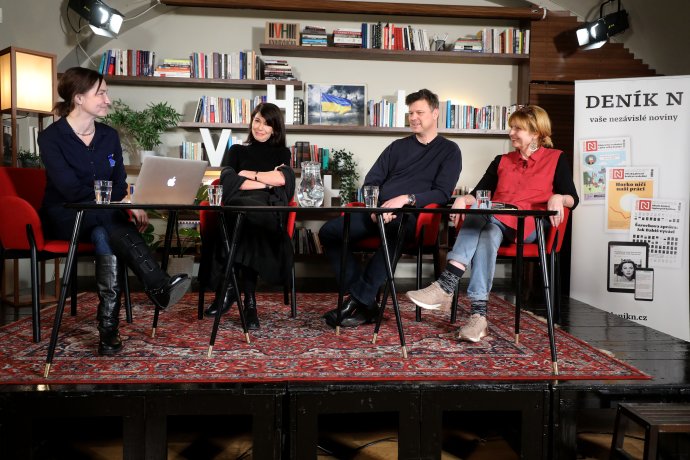 Debata N: Média v době války. Renata Kalenská, Alžběta Jungrová, Jan Moláček a Petra Procházková. Foto: Ludvík Hradilek, Deník N
