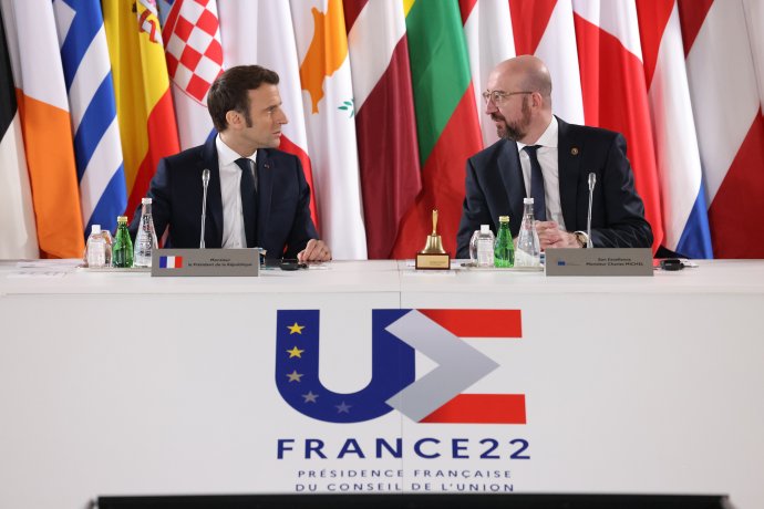 Emmanuel Macron jako hostitel summitu ve Versailles a Charles Michel jako předseda Evropské rady. Foto: EU