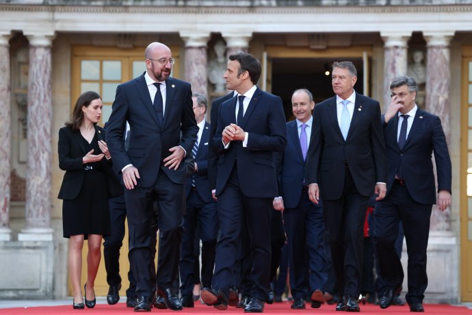 Evropskou radu vede na dvůr versaillského zámku její předseda Charles Michel, předsednictví Radě EU vede Emmanuel Macron, mezi nimi je vidět premiér Fiala. Foto: EU