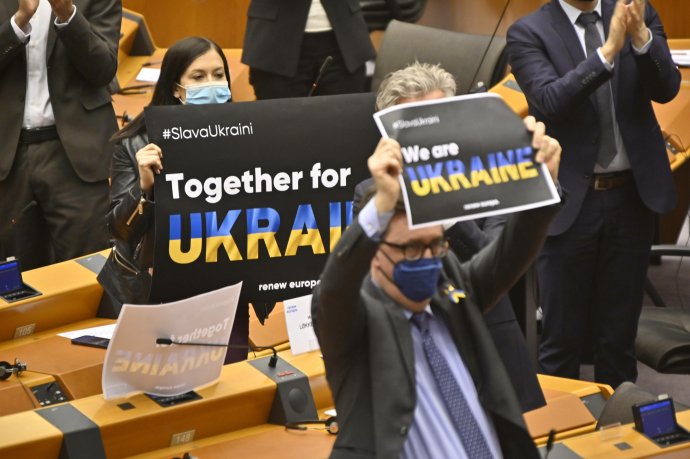 Nejen poslanci Evropského parlamentu (na snímku) projevují solidaritu s Ukrajinou čelící Putinově agresi. Podporu vyjadřují politici i veřejnost po celém světě. Foto: ČTK/imago stock&people/Dwi Anoraganingrum via www.imago-images.de