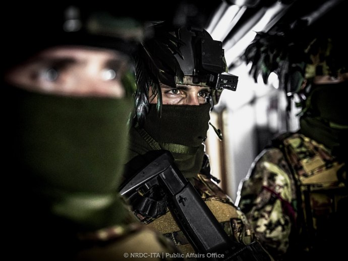 Bersaglieri, mechanizované jednotky italské pěchoty. Peří na helmách je tradicí z historie jednotky, původně mělo smysl stínění očí před sluncem. Foto: NATO Rapid Deployable Corps - Italy