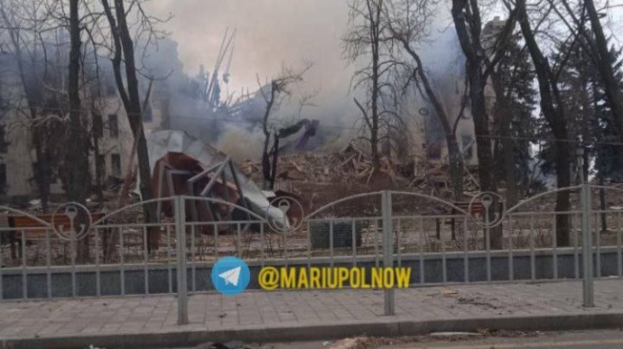 Do Mariupolu vstoupili ruští vojáci, v krytu pd vybombardovaným divadlem jsou stále stovky lidí. Foto: Telegramový kanál Mariupolnow