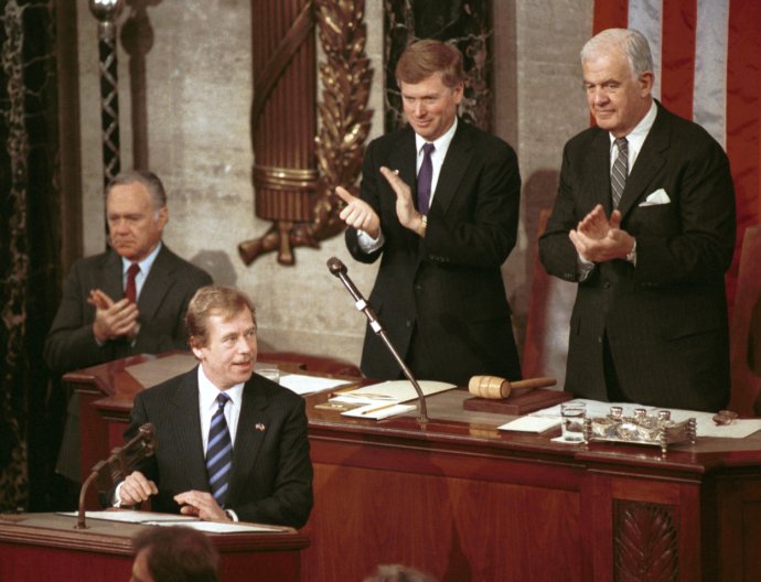 Václav Havel, jako naprostý antipod Edvarda Beneše, se mohutně zasloužil o to, že jsme dnes chráněni článkem pět zakládající smlouvy Severoatlantického obranného společenství. Foto: ČTK / Jaroslav Hejzlar
