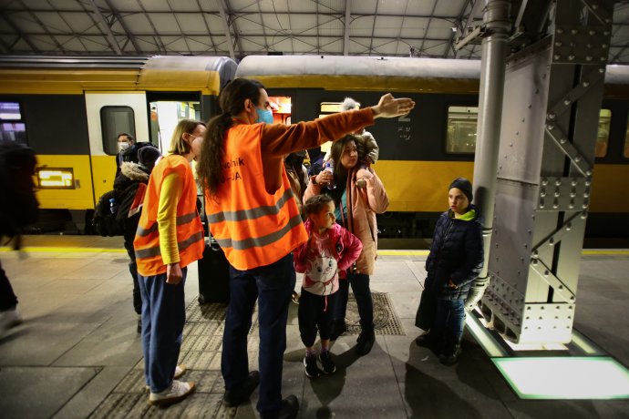Jsou jich tu desítky. Střídají se, pomáhají, s čím se dá (pražské hlavní nádraží, březen 2022). Foto: Adam Hecl, Deník N