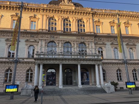Ferdinandeum, budova Tyrolského zemského muzea v rakouském Innsbrucku, zobrazuje ukrajinské národní barvy. Foto: Deník N