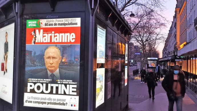 Monsieur Poutine byl tou hlavní postavou, o které se na mimořádném summitu EU nejvíc mluvilo, tentokrát byl ale v Paříži a Versailles přítomen jen na fotkách. Foto: Jan Kudláček, Deník N