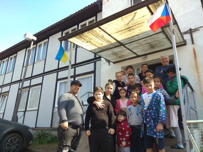 Ubytovna v Bezděčíně na Mladoboleslavsku se stala dočasným domovem pro několik desítek ukrajinských Romů. Foto: Petr Vodseďálek, Deník N