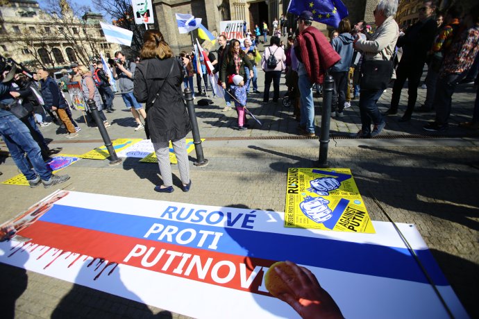 Na začátku války proti Putinovi demonstrovali v centru Prahy i Rusové, kteří žijí v Česku. Podle nich je ruský prezident vrah. Ilustrační foto: Adam Hecl, Deník N