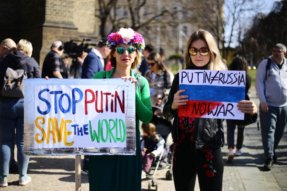 I pražští Rusové protestovali proti válce: „Stop Putinovi. Zachraňte svět.“ „Putin nerovná se Rusko. Ne válce.“ Foto: Adam Hecl, Deník N