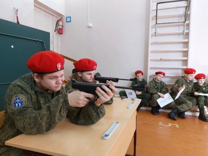 Kadeti ruské režimní Junarmiji se učí i techniku správného úchopu vzduchové pistole a techniku správného míření. Foto: Junarmija, VKontaktě, vk.com/unarmiaarh