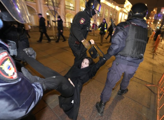 Policie odvádí ženu, která v Petrohradu protestovala proti ruské válce vůči Ukrajině. Foto: Dmitrij Lovetskij, AP/ČTK