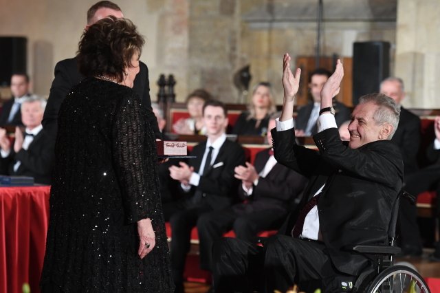 Prezident Miloš Zeman předává vyznamenání herečce Jiřině Bohdalové. Foto: ČTK
