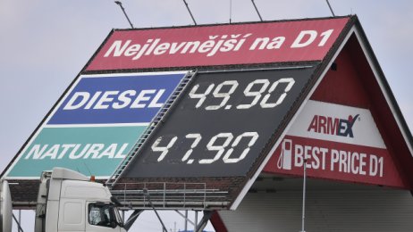 Informační plachta s aktuálními cenami pohonných hmot na střeše čerpací stanice na dálnici D1 v Měříně na Žďársku. Foto: ČTK