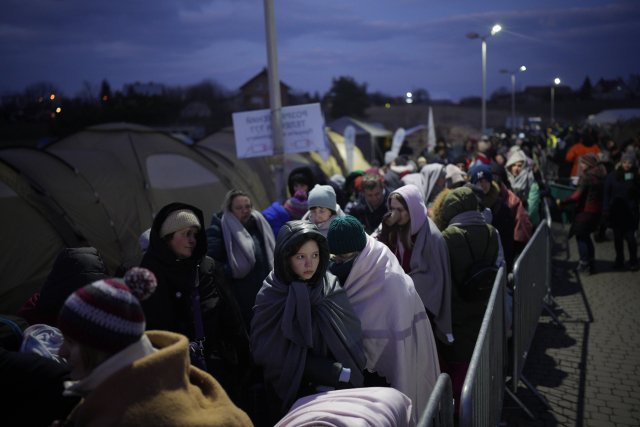 To není příliv ani vlna, to jsou lidé (hraniční přechod Medyka na polsko-ukrajinské hranici). Foto: ČTK/AP