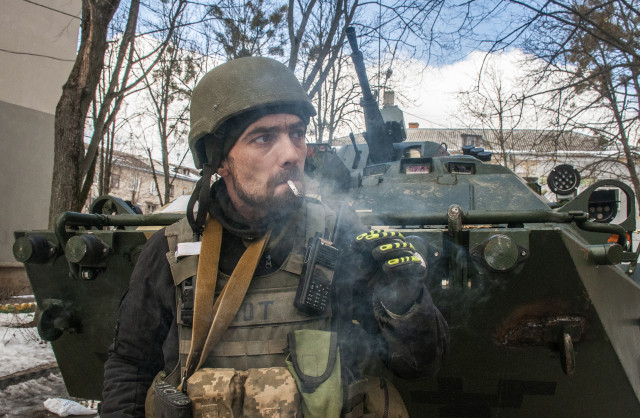 Dobrovolník ukrajinské teritoriální (územní) obrany v Charkově. Foto: ČTK/AP