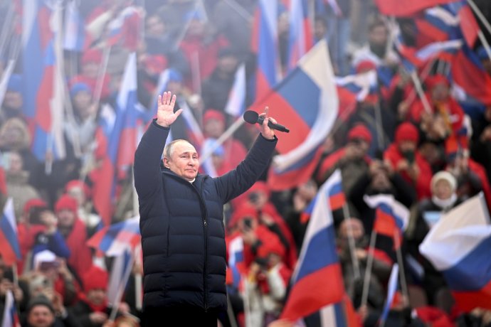 Vladimir Putin vystoupil na moskevském stadionu v Lužnikách před desítkami tisíc lidí s patetickým projevem, v němž Rusy vyzýval k boji proti nacismu. Tím nacismem myslí Putin celý Západ. Foto: ČTK/AP