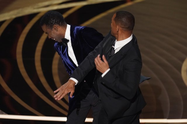 Will Smith dal facku moderátorovi Chrisu Rockovi, který urazil jeho manželku. Foto: ČTK