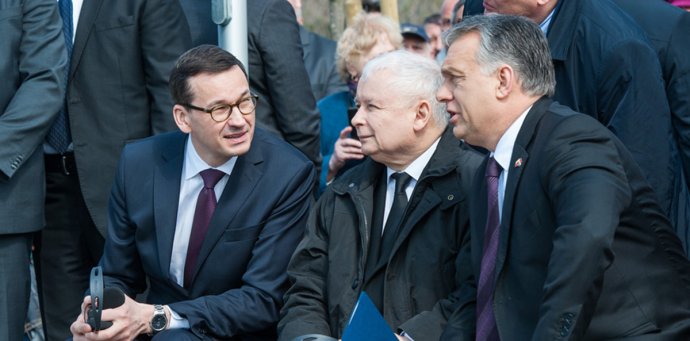 Polský premiér Morawiecki se svým vládním podřízeným a stranickým nadřízeným Kaczyńským a maďarským premiérem Orbánem. Foto: úřad polské vlády
