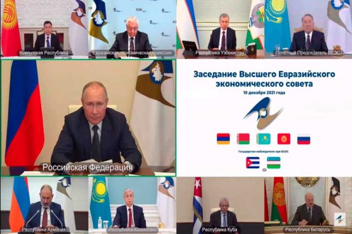 Putin a vládci dalších zemí na videojednání Euroasijského ekonomického svazu v prosinci. Byl už rozhodnut pro válku na Ukrajině? V tomto projevu varoval „před výzvami, kterým bude Kyrgyzstán jako přechodně předsedající země v roce 2022 čelit“. Foto: Kreml, kremlin.ru