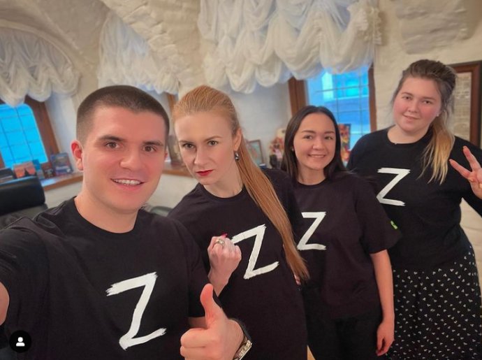 Ruská poslankyně Marija Butinová (druhá zleva) s kolegy pózovala v tričkách s písmenem Z. Foto: instagramový účet poslankyně Butinové