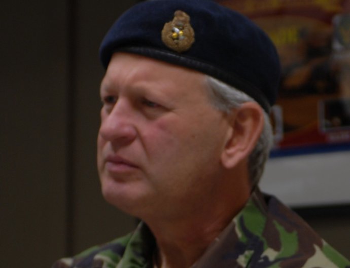 Britský generálporučík ve výslužbě Simon Mayall. Foto: Sgt. Opal Hood, Public domain, via Wikimedia Commons