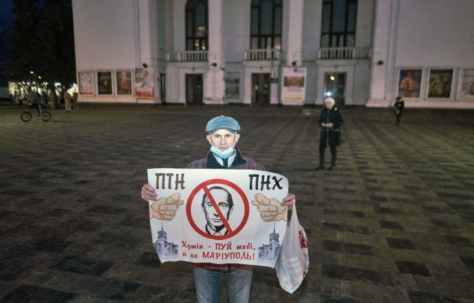 Pětašedesátiletý Anatolij si vyrobil plakát, na kterém jsou „silná“ slova na adresu Putina. Co si o něm myslí, vyjádřil graficky. Foto: Iva Zímová, Deník N