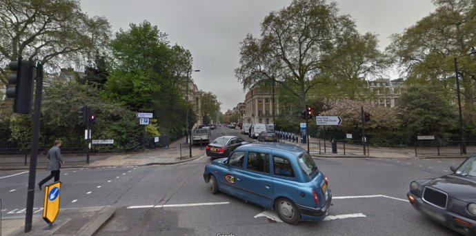 Malebný Eaton Square v centru Londýna novináři přejmenovali na Rudé náměstí. Kvůli vysoké koncentraci nemovitostí vlastněných Rusy. Reprofoto: Google maps