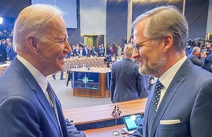 Premiér Petr Fiala se poprvé osobně setkal s americkým prezidentem Joem Bidenem v Bruselu na březnovém summitu NATO. Foto: Twitter Petra Fialy