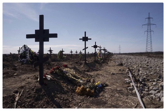 Ve válce o Ukrajinu umírají ruští i ukrajinští vojáci. Ti ukrajinští vědí proč. Mnozí z nich leží na Krasnopilském hřbitově v Dnipru. Foto: Iva Zímová